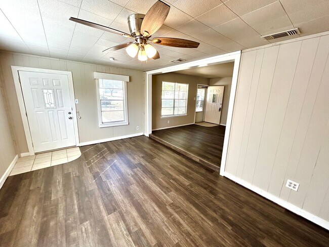 Building Photo - *COMING SOON* Cozy & Convenient – 3 Bedroom Home Near Shopping & Highways!