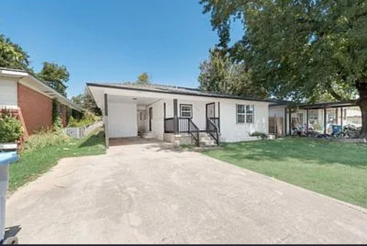 Building Photo - 725 W Brock St