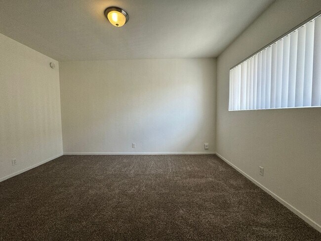 Building Photo - GREAT LOCATION! POINT LOMA 2BD/1.5BA TOWNH...