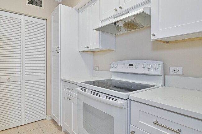Building Photo - NOW AVAILABLE - Updated 1st Floor Condo in Bonita!