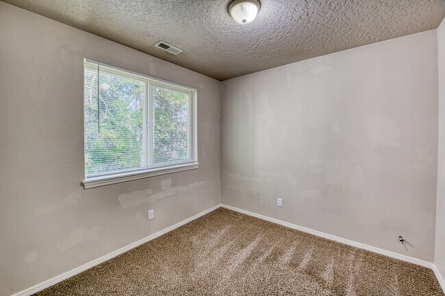 Building Photo - 1438 N Bluff Pl