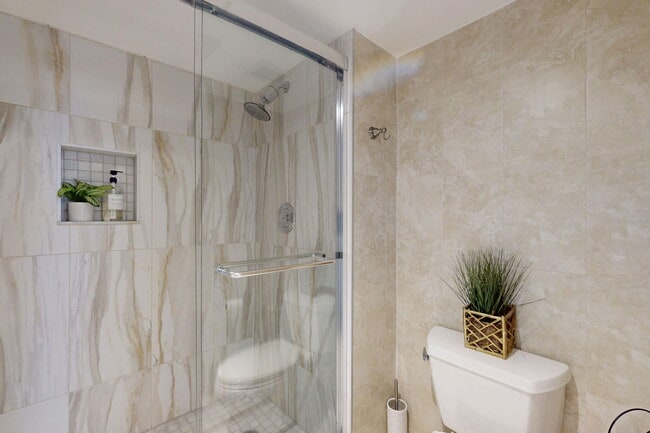 Building Photo - 124 Lakeshore Dr