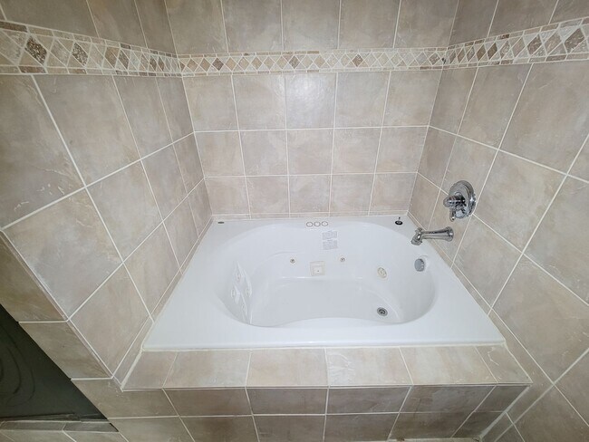 Building Photo - BEAUTIFUL UPDATED 2 BEDROOM 2 BATH CONDO. ...