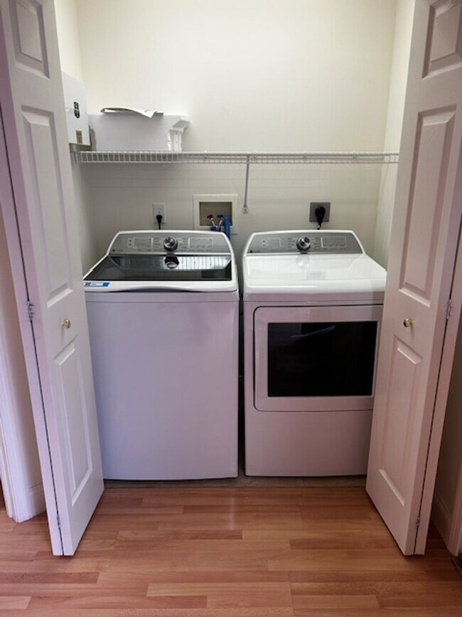 Building Photo - Beautiful 2 Bedroom, Loft 1 1/2 Bath Townhome Wyomissing