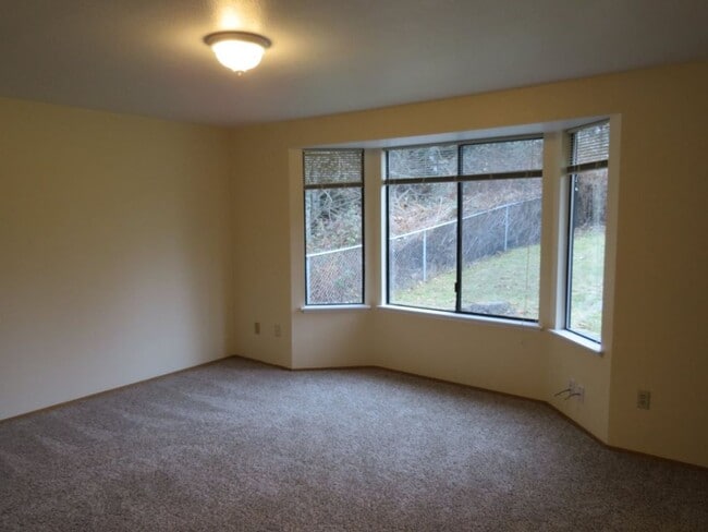 Building Photo - Spacious 2 bedroom 2.5 bath Rambler home i...