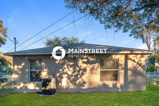 Building Photo - 3 Bedroom Pet-Friendly Home in St Petersbu...