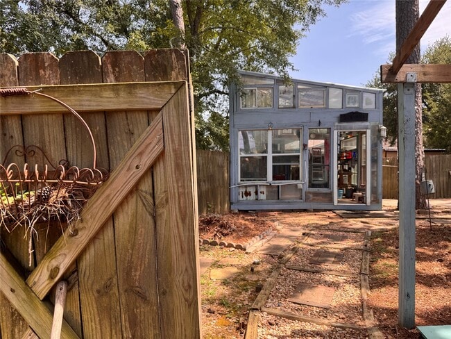 Building Photo - 105 Magnolia Ln