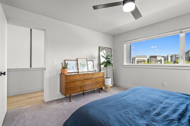 Building Photo - Modern Luxury in this end unit Blondie Condo