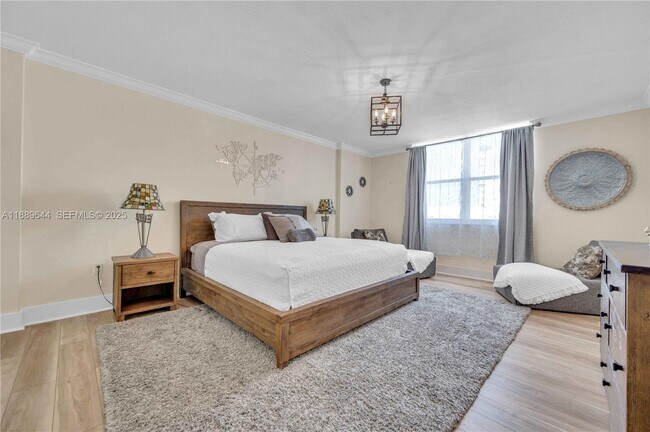 Building Photo - 5001 Collins Ave