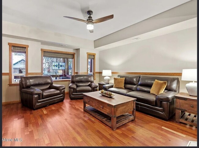 Building Photo - Executive Townhome - Walking distance to C...