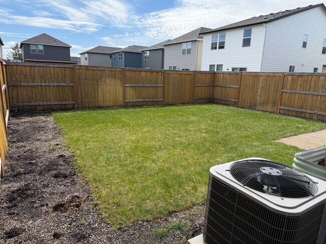 Building Photo - Newer 3 bedroom 2.5 bathroom house!