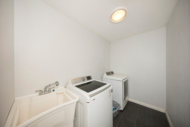 Laundry Room - 15-2031 32nd Ave