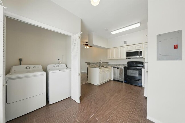Building Photo - 2626 Holly Hall St