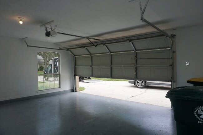 Building Photo - 3 Bedroom 2 Bathroom Home With Garage in M...