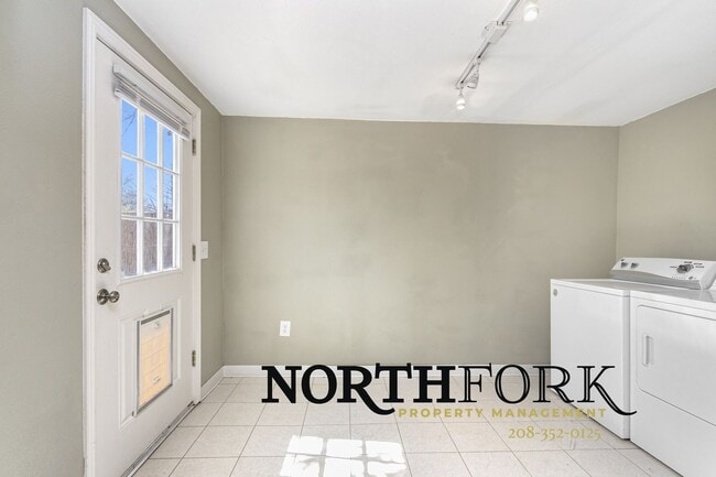 Building Photo - Boise Bench Home Available 6/1