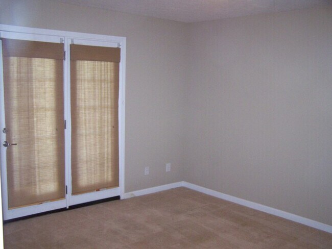 Building Photo - 2 bath, 2 car garage townhouse w/ bonus room and fenced yard