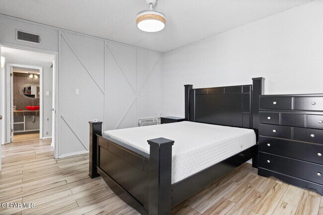 Building Photo - 6201 Escondido Dr