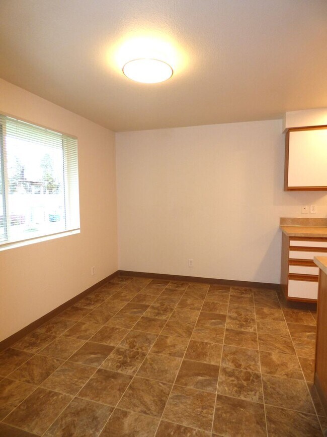 Building Photo - Rent Special: FREE June's Rent - 2 Bedroom 1 Bath Unit NE Salem!