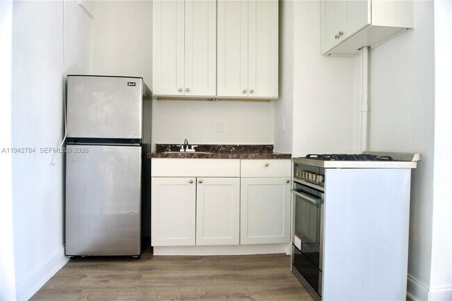 Building Photo - 501 SW 6th Ct