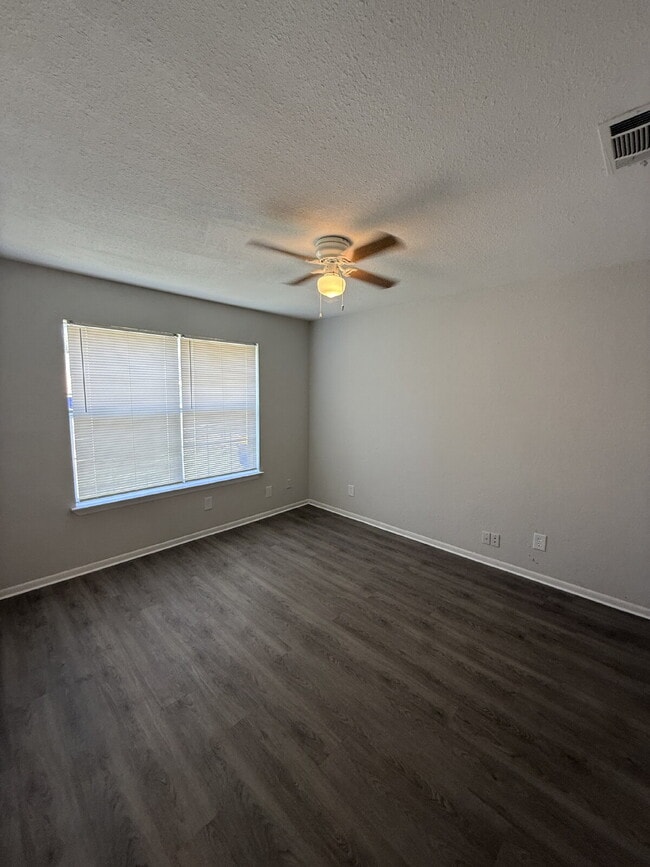 Building Photo - 532 Glen Cove St