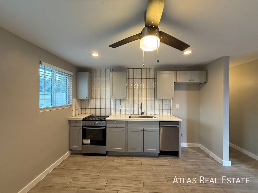 Building Photo - 3412 W Orangewood Ave