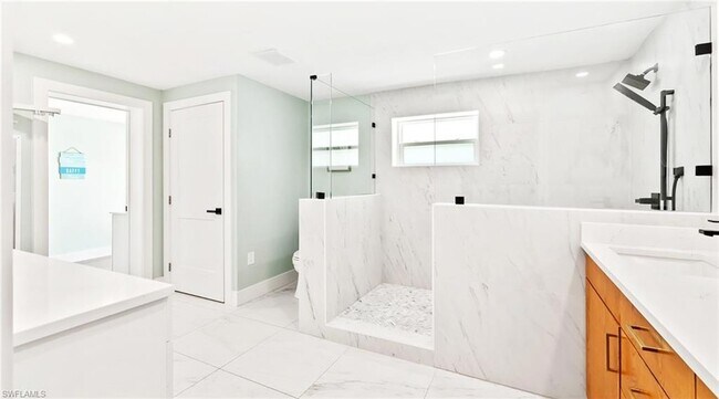 Building Photo - 2736 Riverview Dr