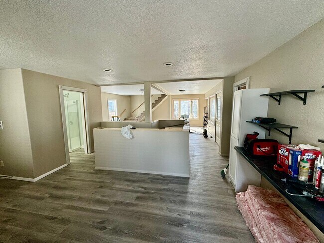 Building Photo - 4 Bedroom Single Family House