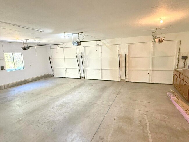 Building Photo - NEW PRICE ! Sprawling ranch home located i...
