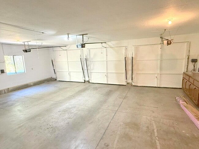 Building Photo - Sprawling ranch home located in highly des...