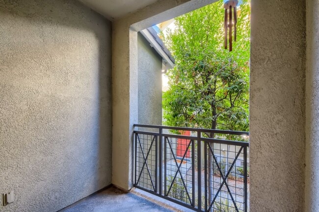 Building Photo - Spectrum Center, 2 Bed | 2 Bath Single Lev...