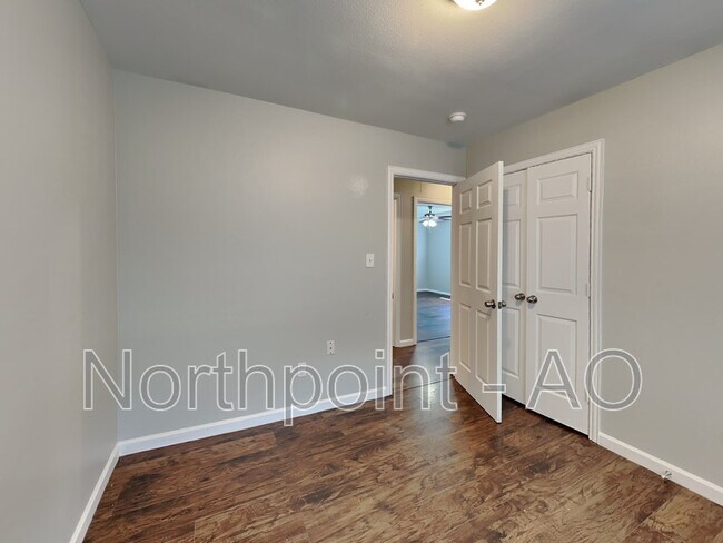 Building Photo - 5213 La Jolla Ln