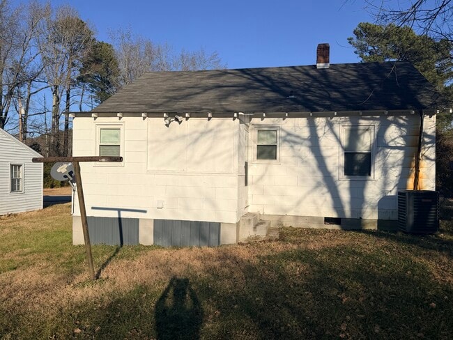 Building Photo - 104 Sycamore St