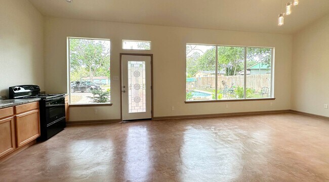 Building Photo - Gorgeous 1/1 Home Available for Immediate Move In!