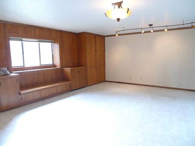 Building Photo - 2290 Canonita Dr