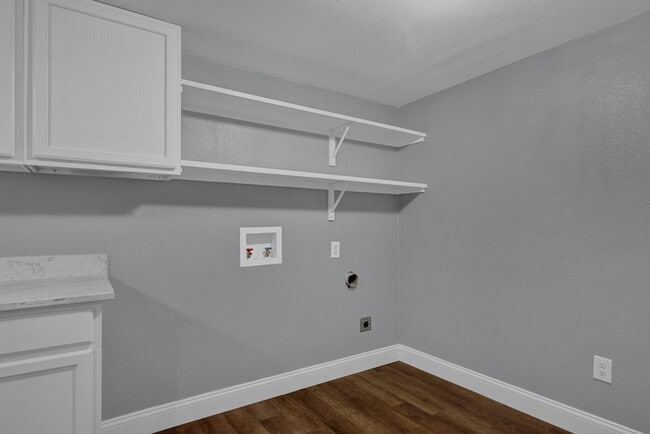 Building Photo - 2 bed 1 bath + laundry