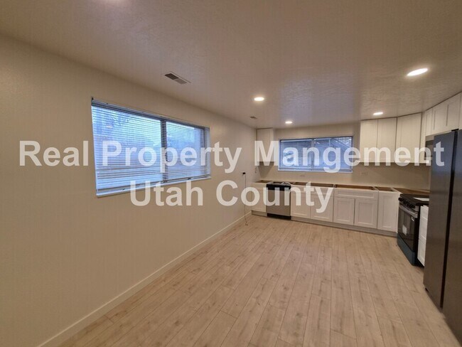 Building Photo - 1146 W 100 N