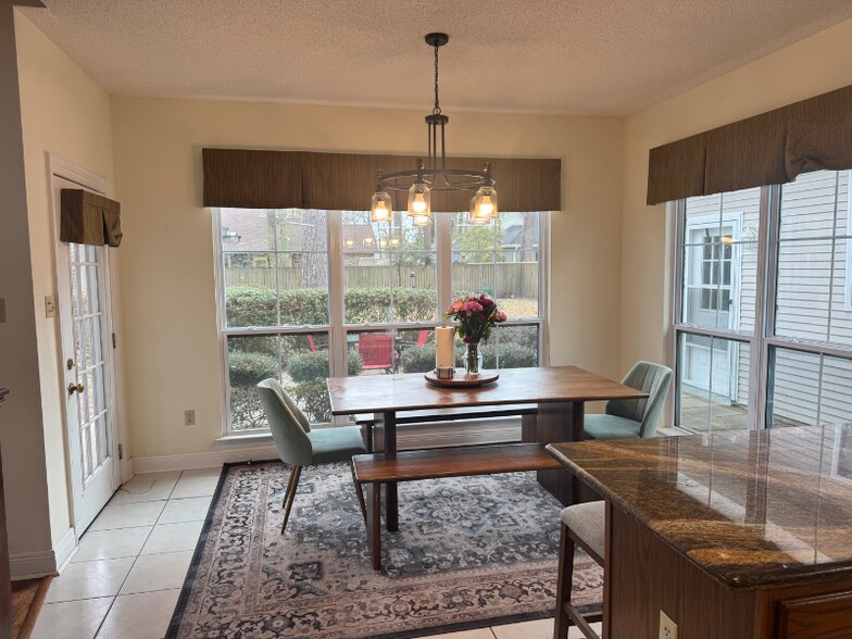 Building Photo - 350 Greenleaves Blvd