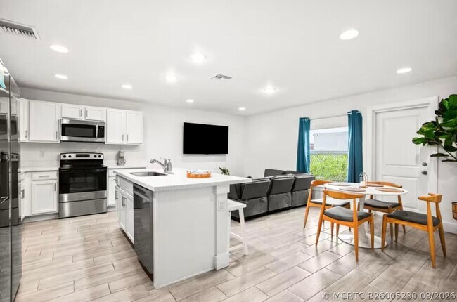Building Photo - 565 Lilac Ct