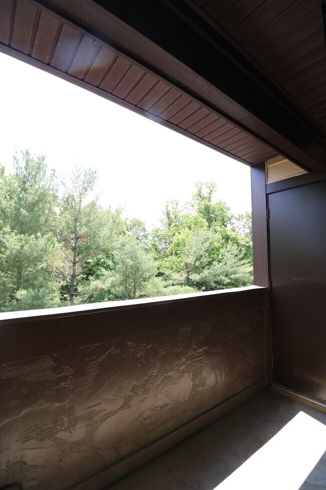 Building Photo - Top Floor 2/1.5 2 level Condo w/ Garage pa...