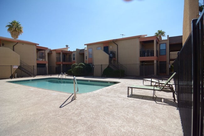 Building Photo - Remodeled 1 Bedroom 1 Bath Condo! Great Central Tucson Location!