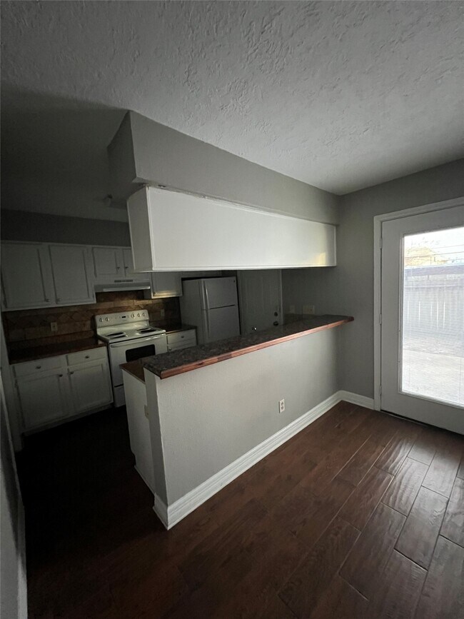 Building Photo - 1945 Miramar Green St