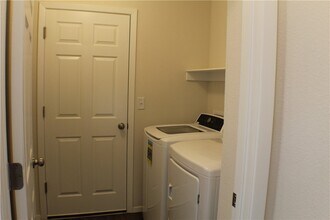 Building Photo - 1078 E Sparrow Cir