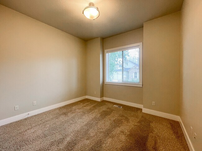 Building Photo - 307 E Grove Creek Ln