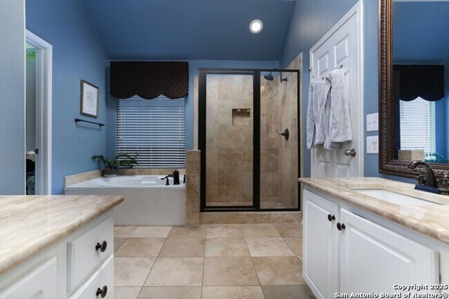 Building Photo - Charming 5-Bedroom Home for Rent in Gated ...