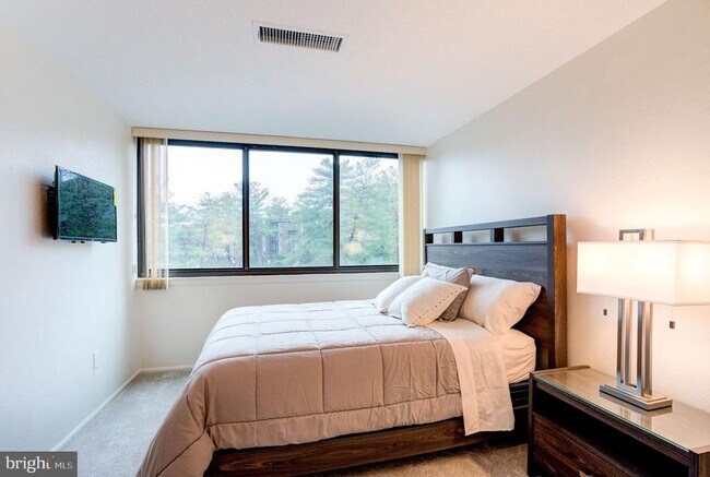 Building Photo - 8 S Van Dorn St