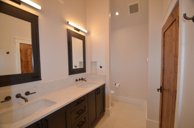 Building Photo - 300 Washington Rd