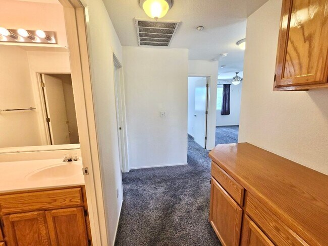 Building Photo - Bright & Spacious Woodland Home with Functional Layout 3 bed/2.5 bath