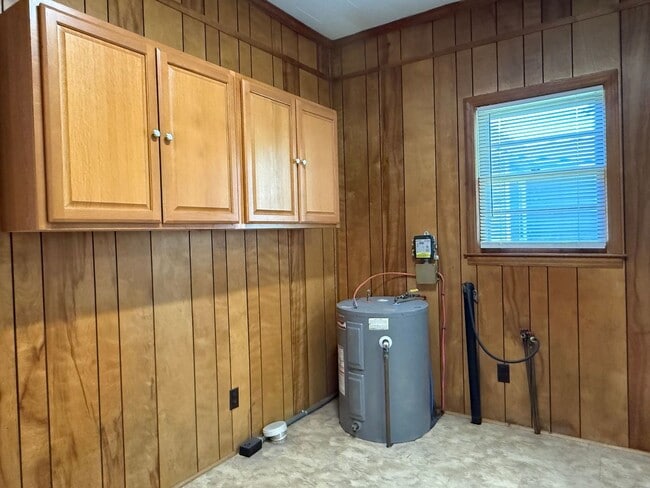 Building Photo - 3 Bedroom 1 Bath Home With Large Front Porch