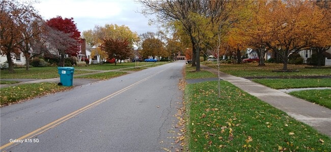 Building Photo - 183 Thorncliffe Dr