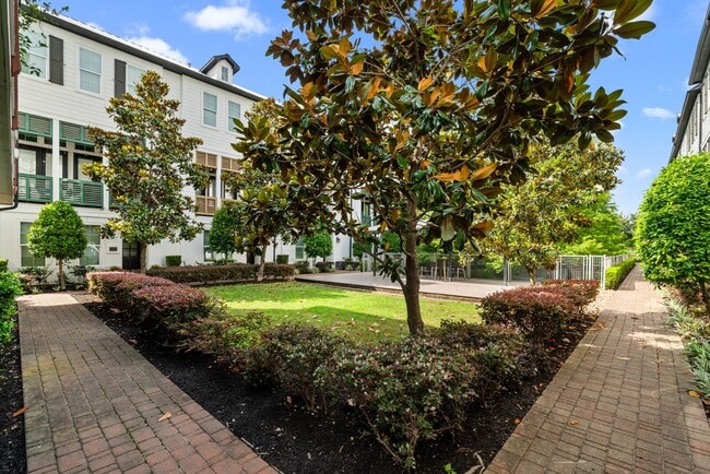 Building Photo - 816 Ennis St